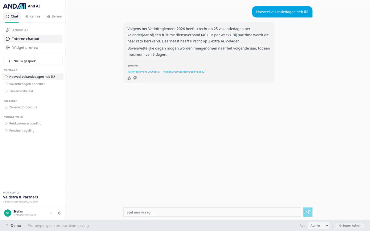 Kennisbank-chat met de vraag 'Hoeveel vakantiedagen heb ik?' en een antwoord met klikbare bronvermeldingen naar het verlofreglement.