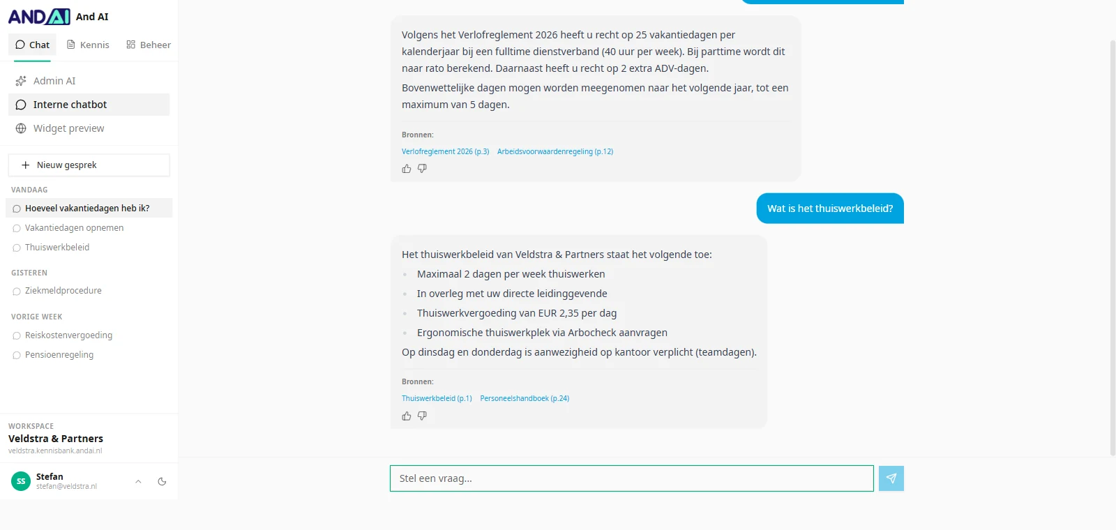 Chatgesprek met twee vragen over verlof en thuiswerken, elk antwoord met een verwijzing naar het bronreglement en de pagina