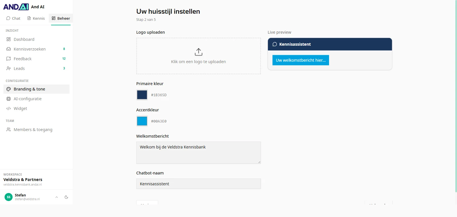 Instelscherm voor de huisstijl met kleurkeuze, welkomstbericht en een live preview van de assistent